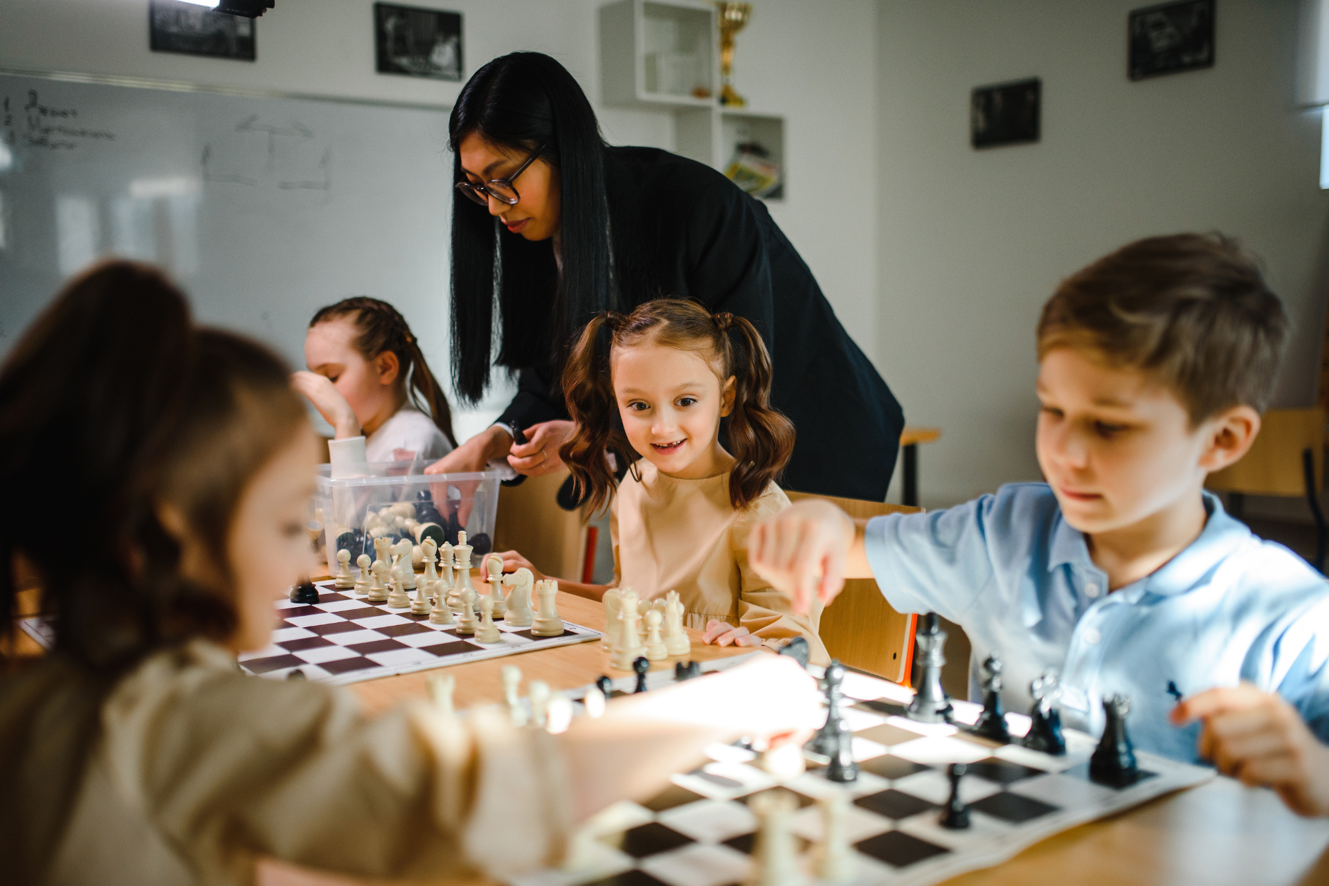 Jak nauczyć się grać w szachy: Dowiedz się, jak rozpocząć swoją przygodę z szachami. Przewodnik zawiera podstawowe zasady gry, strategie oraz informacje o kursach szachowych dla dzieci oferowanych przez Tutore.