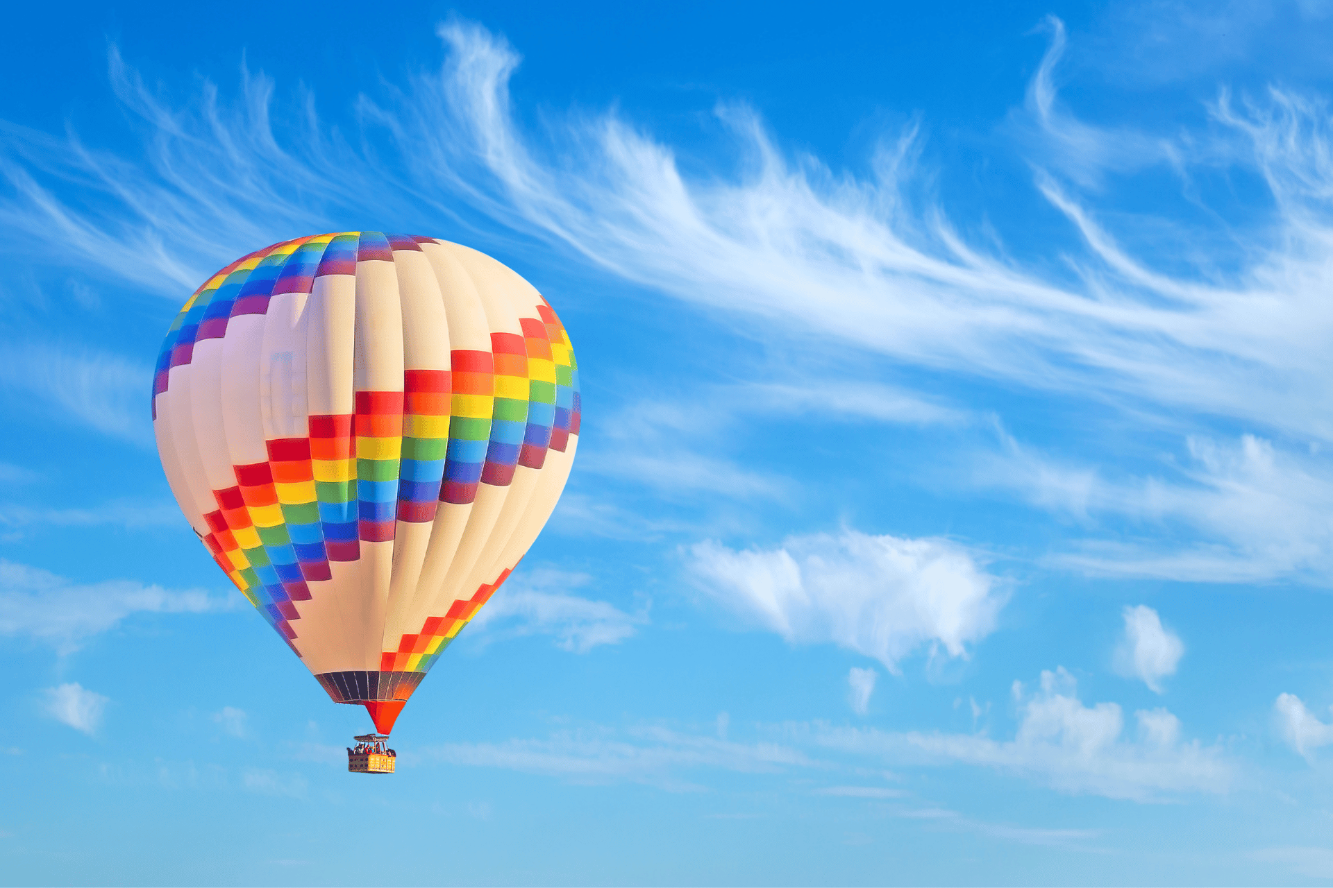 Atmosfera ziemska - Poznaj warstwy, skład i znaczenie atmosfery ziemskiej. Dowiedz się, jakie funkcje pełni atmosfera i jakie są skutki jej zanieczyszczenia.