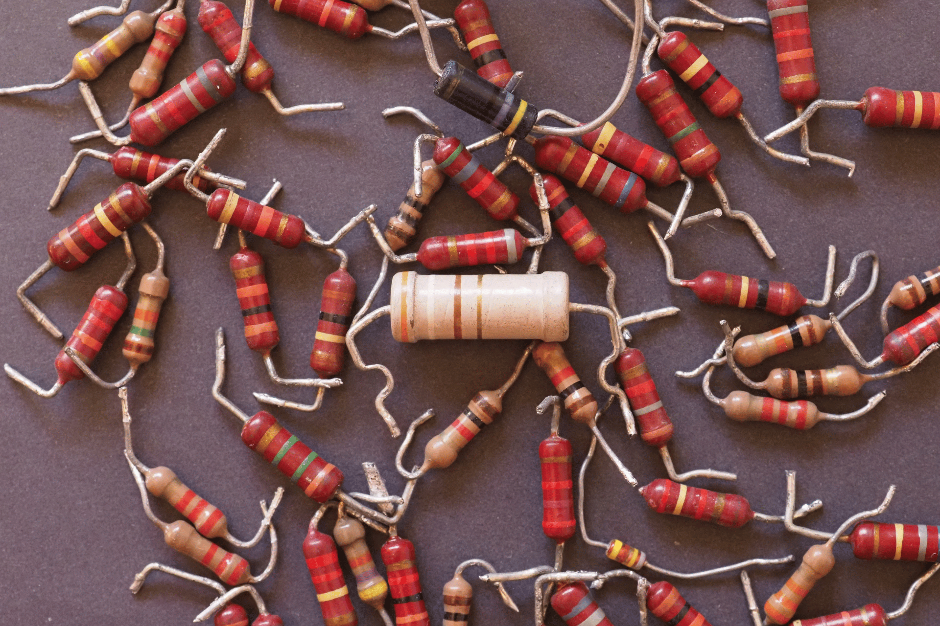 ruch elektronu w polu elektrycznym – zadanie z fizyki