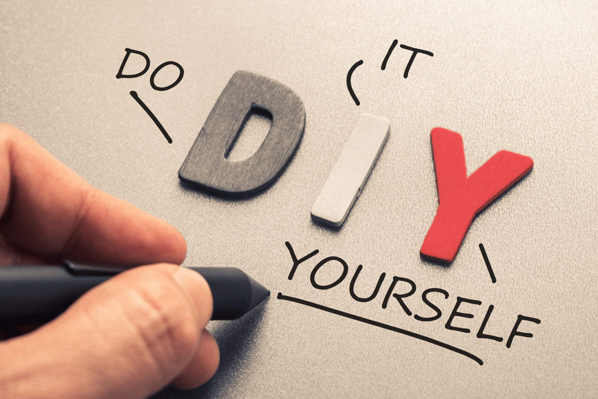 DIY, czyli "Do It Yourself" (zrób to sam), to termin, który odnosi się do samodzielnego wykonywania różnych projektów bez konieczności angażowania specjalistów.