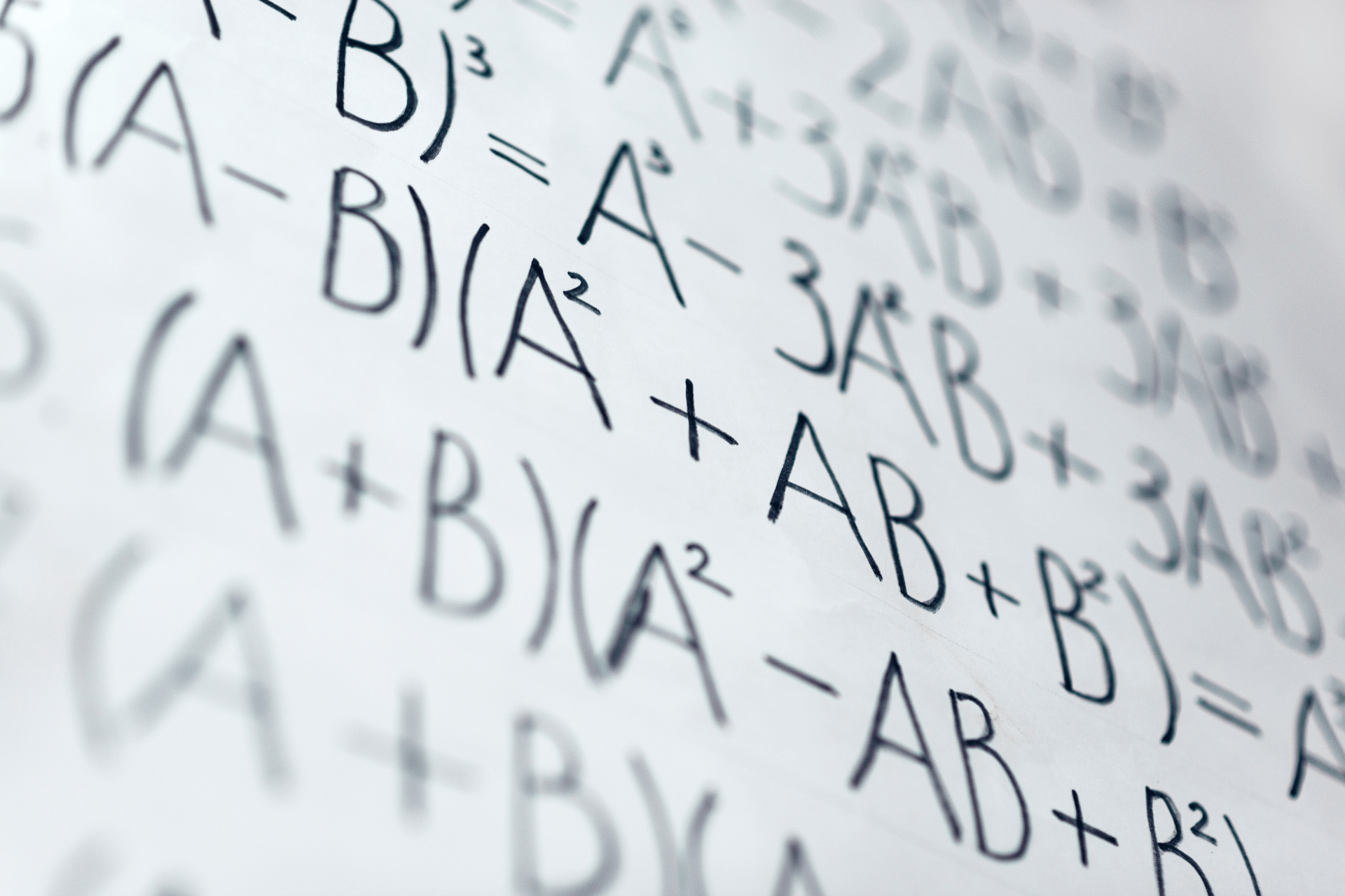 Wzór skróconego mnożenia – definicja, właściwości i przykłady