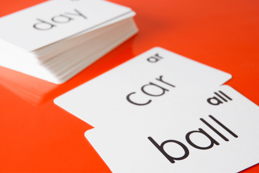 "Fiszki do angielskiego – jak tworzyć i korzystać z fiszek, aby szybko nauczyć się nowego słownictwa."