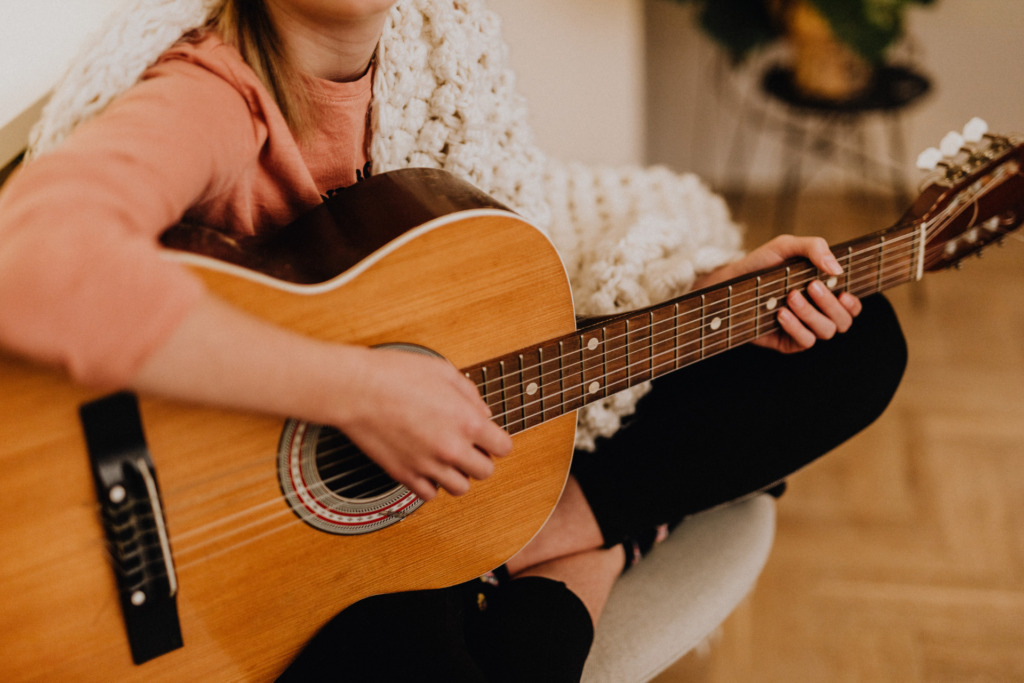 Zaktualizowano pamięć Nauka gry na instrumencie muzycznym to jedno z najbardziej wartościowych i rozwijających doświadczeń, jakie dziecko może zdobyć. Badania jednoznacznie pokazują, że gra na instrumencie nie tylko rozwija umiejętności muzyczne, ale ma również pozytywny wpływ na rozwój intelektualny, emocjonalny i społeczny dziecka. W tym artykule skupimy się przede wszystkim na korzyściach płynących z nauki gry na gitarze, ale wspomnimy również o pianinie, jako że oba te instrumenty mają swoje unikalne zalety. Co daje nauka gry na instrumencie? 1. Rozwój umiejętności poznawczych