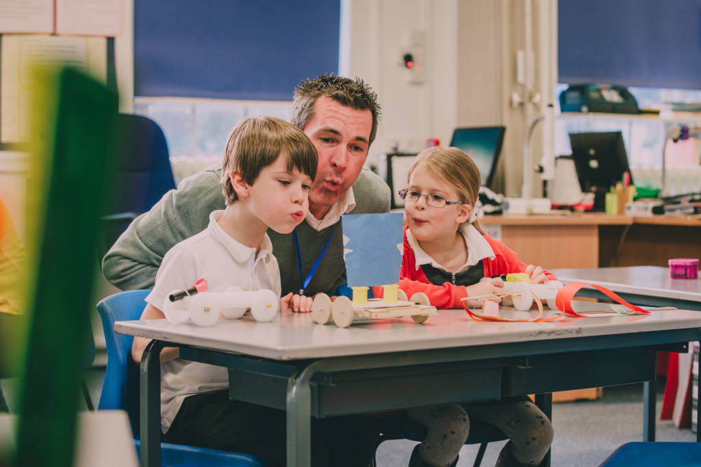 Nauka empiryczna opiera się na obserwacjach i eksperymentach, które prowadzą do odkrywania prawd o świecie. Dowiedz się, czym jest i jak działa.