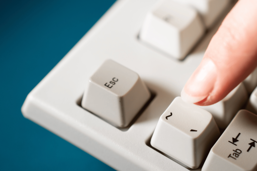 Jak poprawnie stosować apostrof w języku polskim? 10 kluczowych zasad